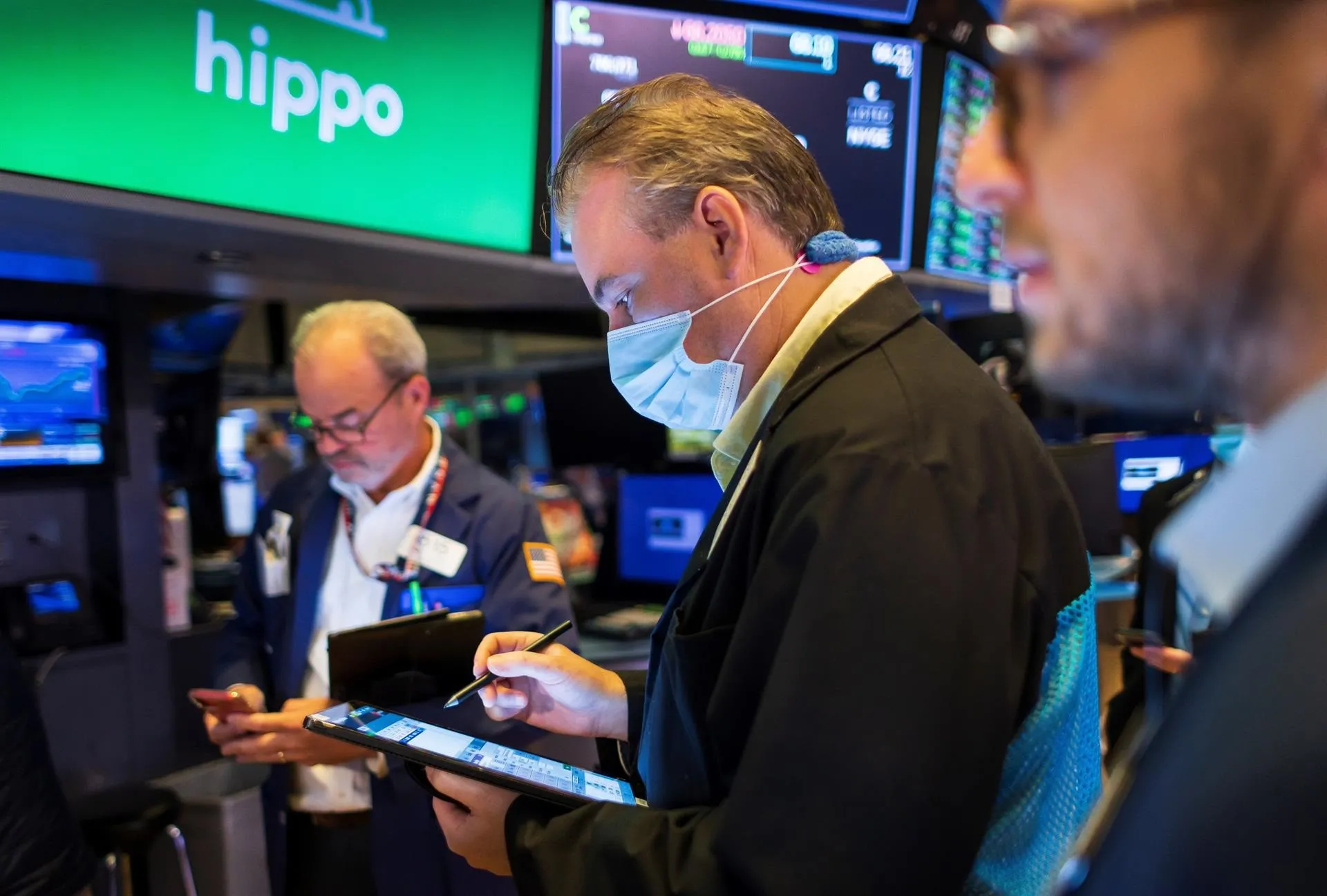 Wall Street cierra en verde el Dow Jones sube y el S P logra récord