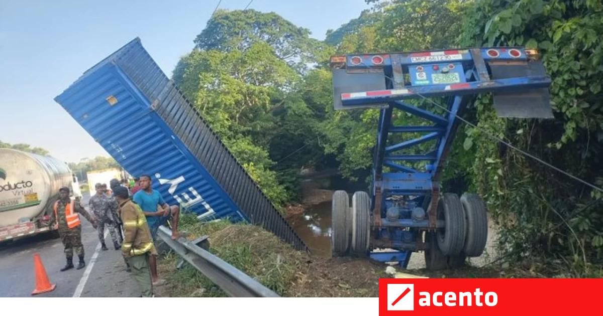 Patana Y Una Yipeta Se Precipitaron Por Un Barranco En La Autopista