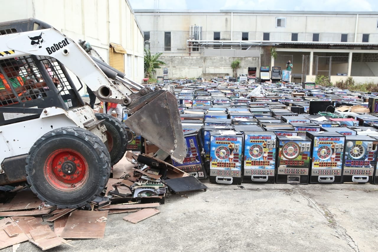 Procuraduría destruye más de 1,000 máquinas tragamonedas y cajones confiscados en operativos simultáneos en todo el país