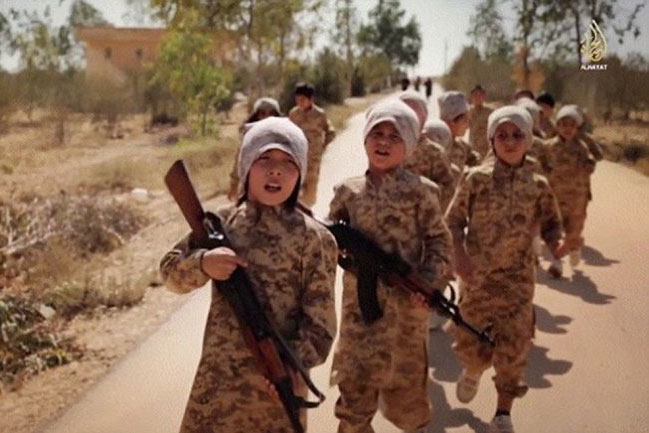 Cómo Estado Islámico radicaliza a niños en Siria