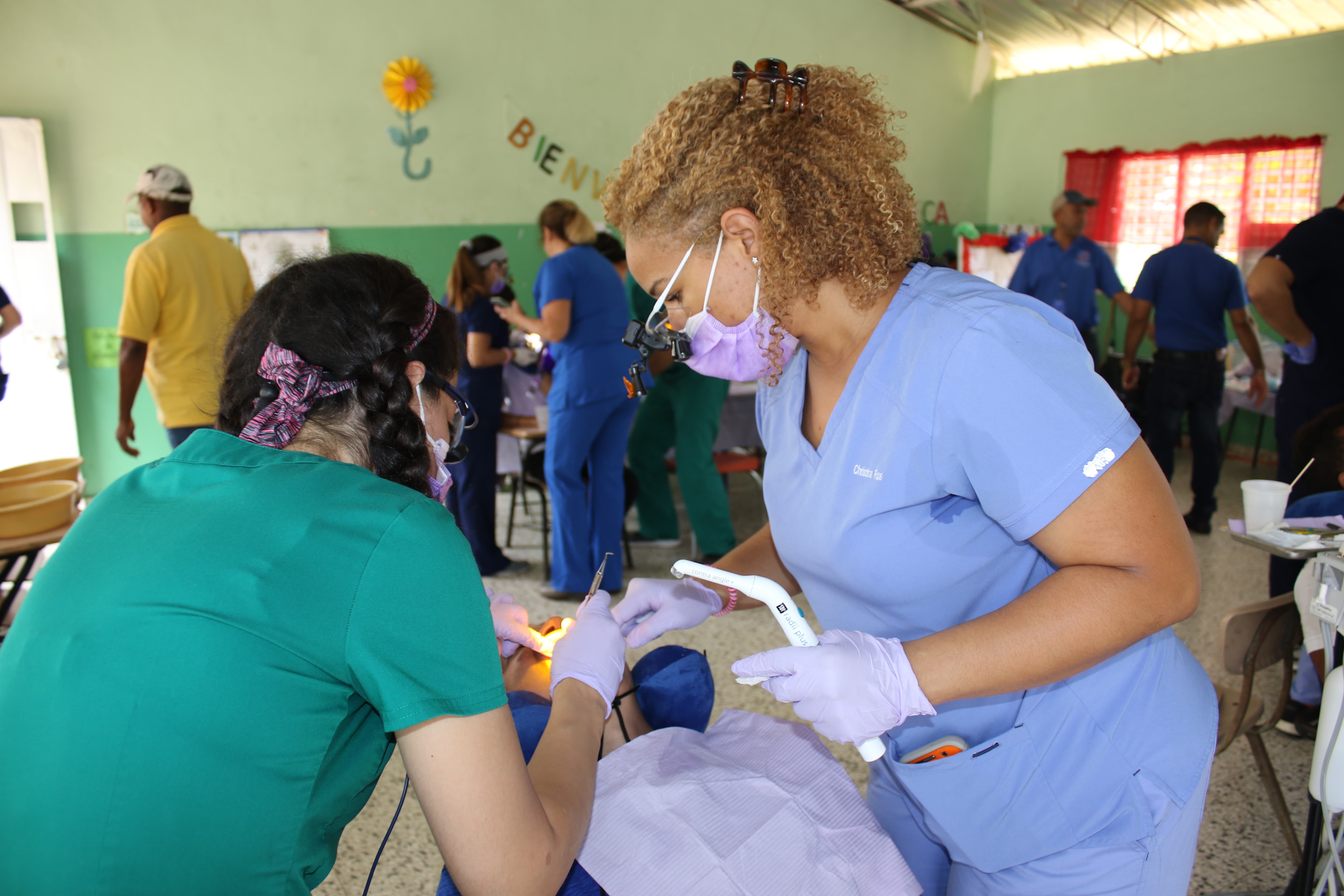 UCNE beneficia a 1,914 personas en operativo odontológico