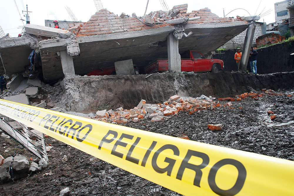 Tras terremoto, Ecuador llora a sus muertos y trabaja en la reconstrucción