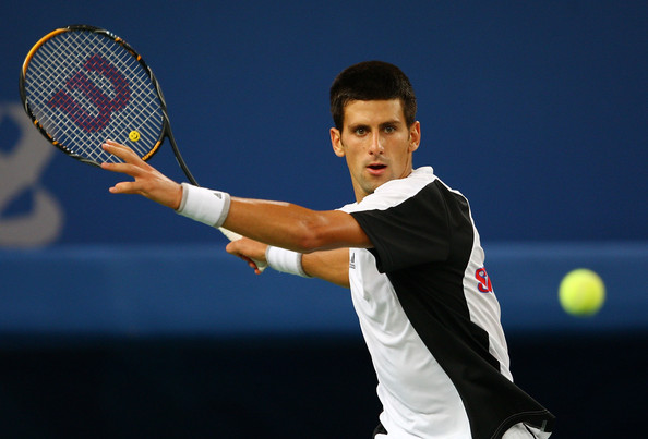 Djokovic vence en sets corridos a Nishikori y avanza a semifinales