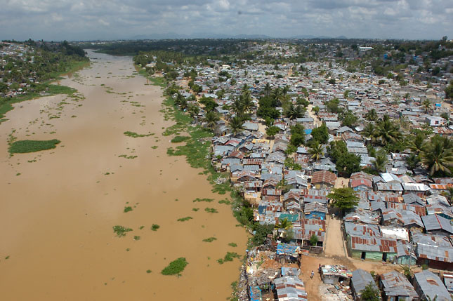 Alto costo de la vida y delincuencia, principales problemas de los dominicanos, según encuesta