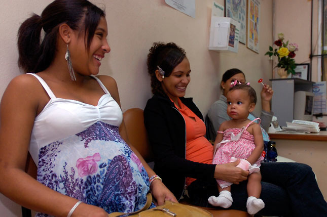 Fondeur sostiene negación de los derechos a la mujer ocasiona 20% de mortalidad materna