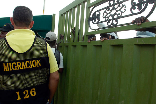Médicos dominicanos piden más seguridad en la frontera por amenaza del ébola