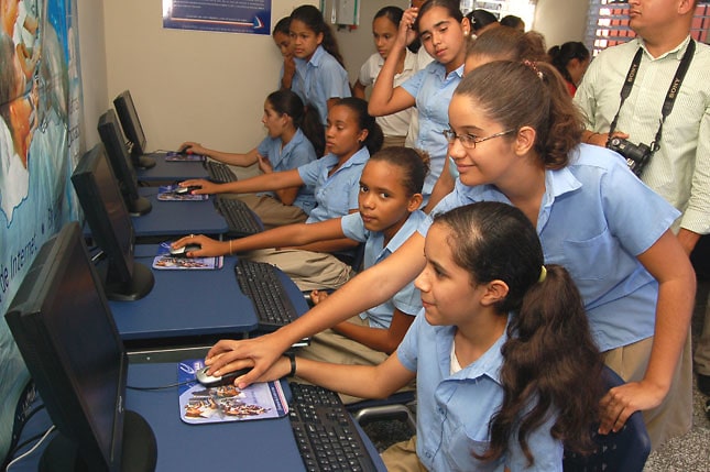 Ministro confirma 300 mil computadoras a estudiantes y 78 mil a docentes