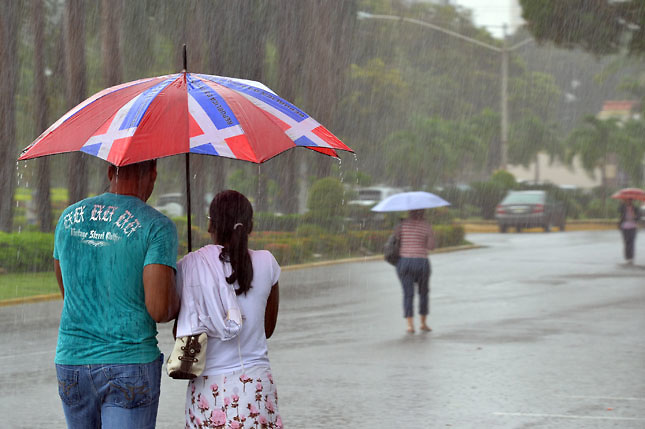 ONAMET: vaguada y onda tropical mantendrán incidencia de lluvias en gran parte del país