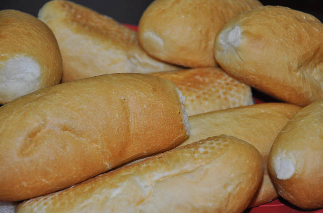 Panaderos amenazan con aumentar precios del pan