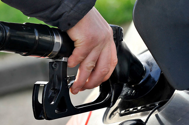 Precios de combustibles regular y premium se diferencian cada vez menos