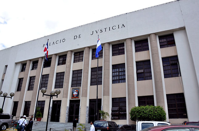 Fiscal interroga a agentes de la DNCD y DICRIM vinculados a denuncia de “Chica Narco” en Hato Mayor