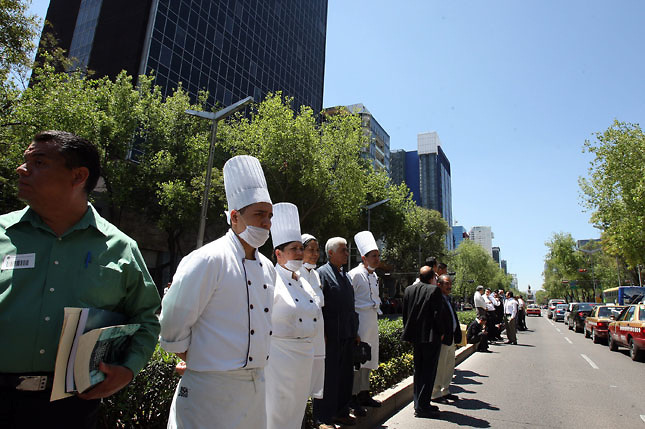 Mexicanos son los trabajadores que más horas hacen y los que menos cobran