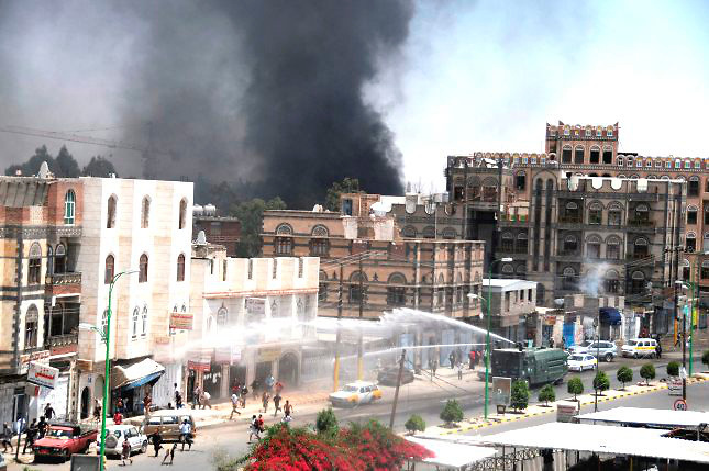 Yemen cuenta sus muertos por miles y la ayuda humanitaria con cuentagotas