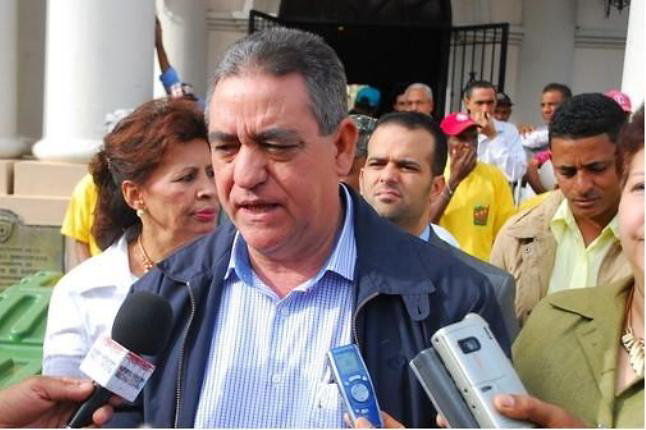 Alcalde SFM de malas: Le impiden acercarse a Leonel y le roban la cartera