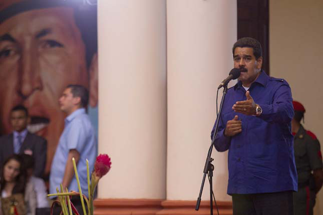 Maduro y 95 funcionarios tratan de energía y negocios con Trinidad y Tobago