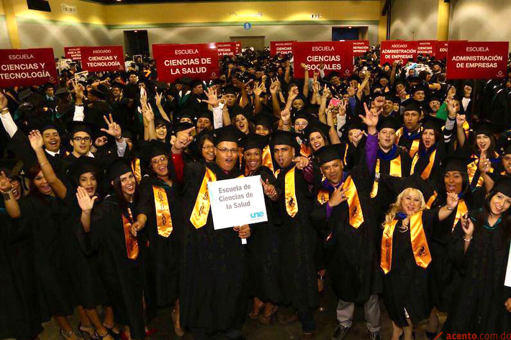La UCSD gradúa a 183 nuevos profesionales de posgrado y maestría