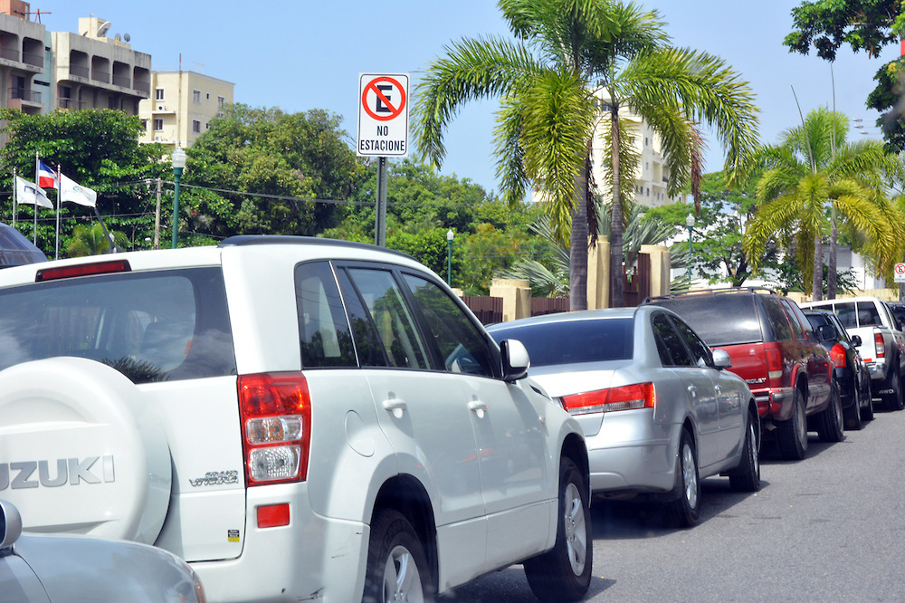 En las calles de la capital cualquiera viola las reglas de estacionamiento