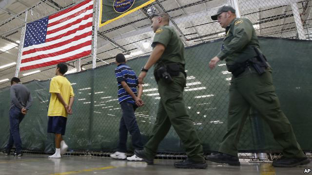 Dominicano inmigrante bajo custodia en EEUU junto a chinos y haitianos