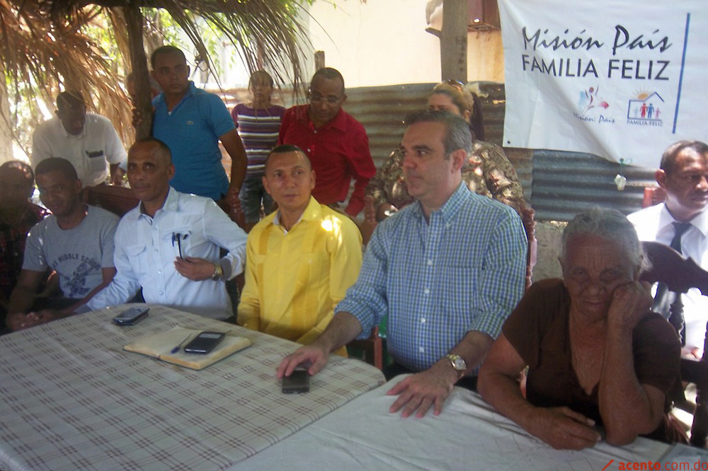 Luis Abinader entrega viviendas remodeladas del Programa “Familia Feliz” en Barreras de Azua