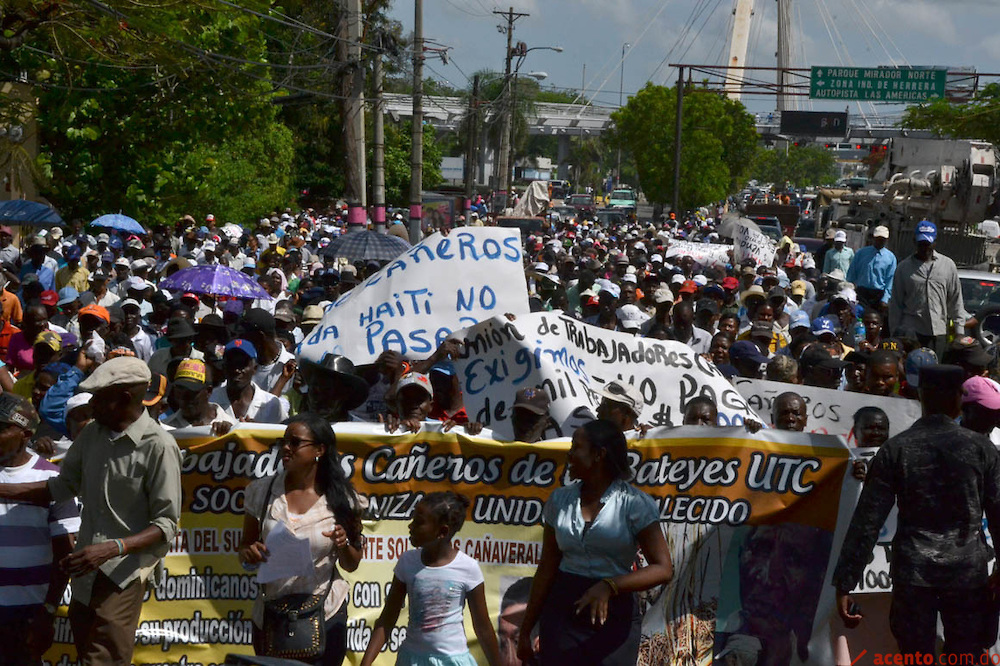 Cañeros exigen a la  embajada haitiana la entrega de documentos de manera gratuita