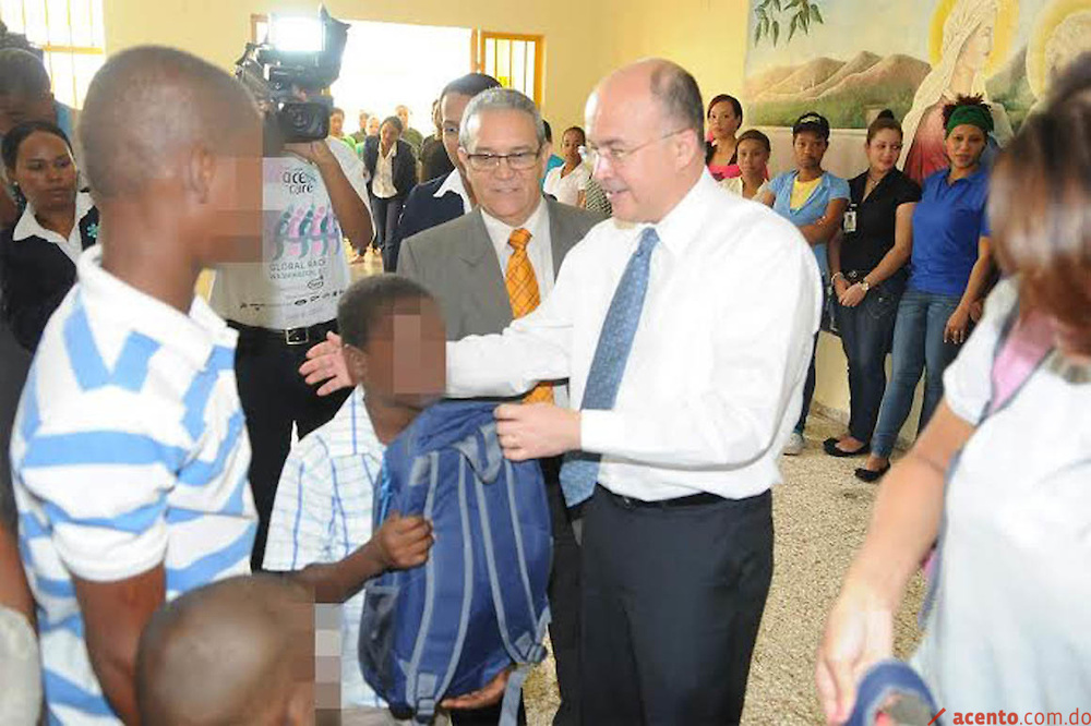 Domínguez Brito entrega útiles escolares a hijos de internas penitenciarias de Najayo