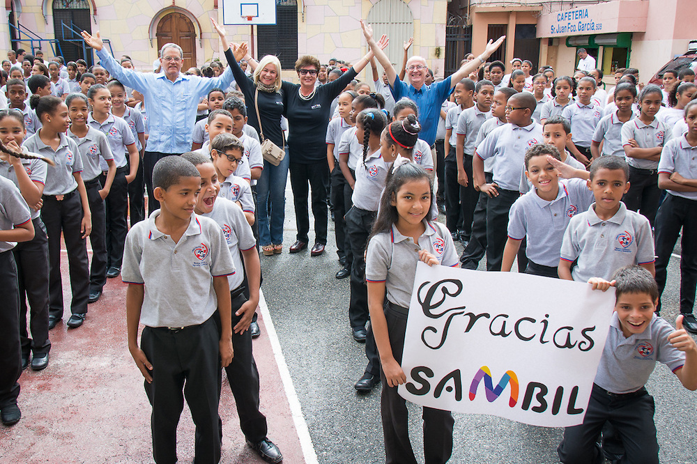 Sambil remodela baños de escuela Sagrado Corazón de Jesús, como parte de su política social
