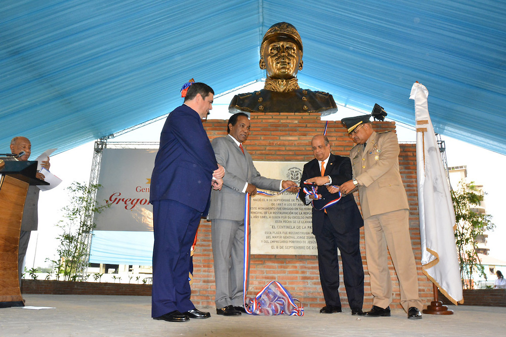 Crónica de las honras general Gregorio Luperón por aniversario natalicio 175; remozan plaza lleva su nombre