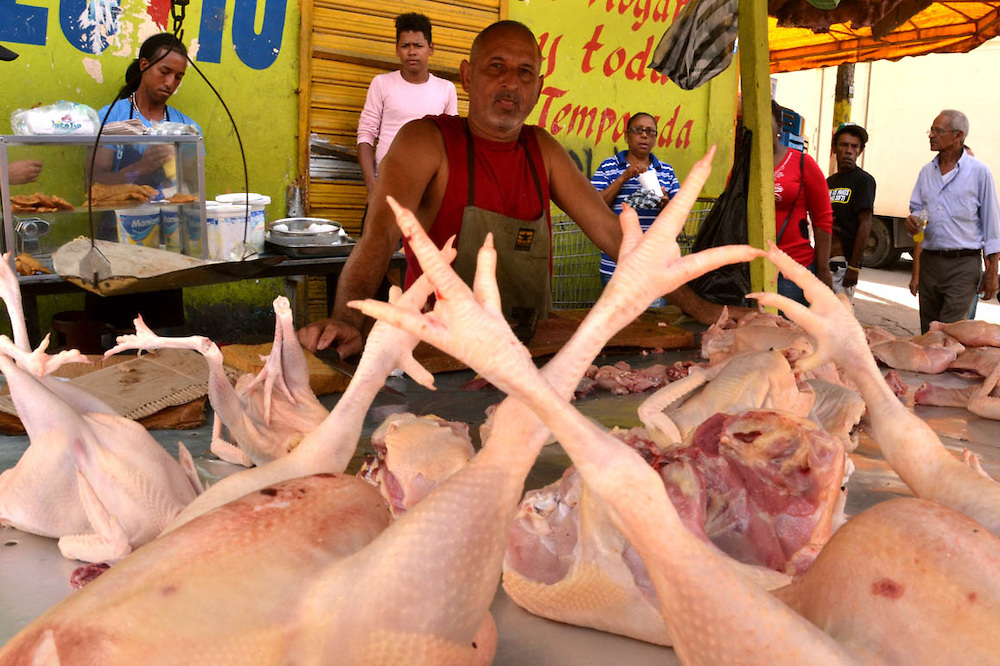 “Al que le daba dos carnes, ahora solo le doy una”: amas de casa dicen están obligadas a comprar pollo