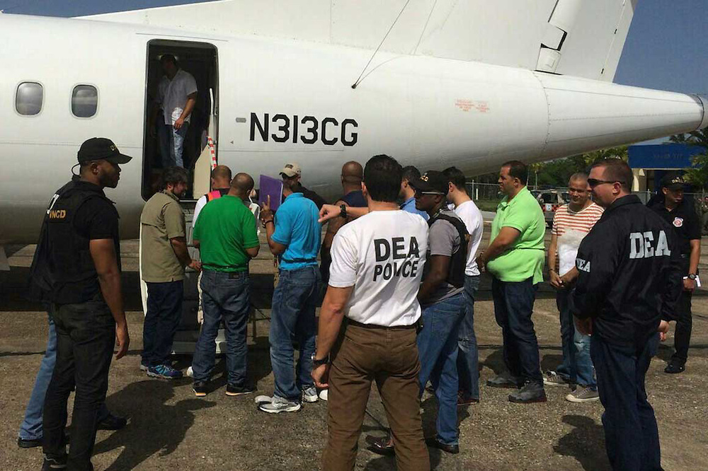 DNCD entrega 14 dominicanos a EEUU, acusados de narcotráfico y otros delitos