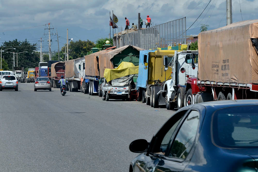 Camioneros dominicanos suspenderán transporte carga hacia Haití desde el lunes