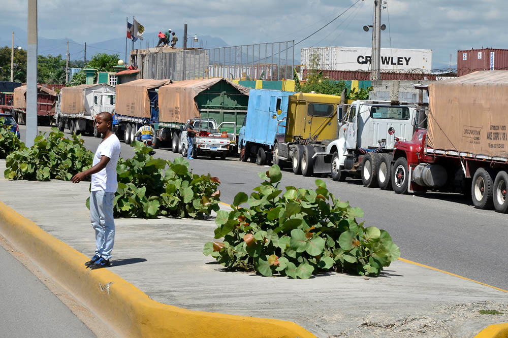 Camioneros dominicanos estudian paralizar transporte a Haití tras agresiones