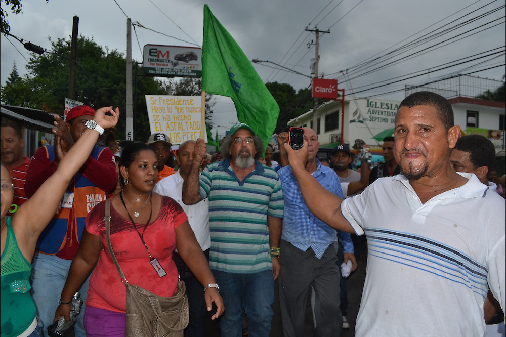 Comunidad de Los Pérez reclama reparación de las calles y electricidad