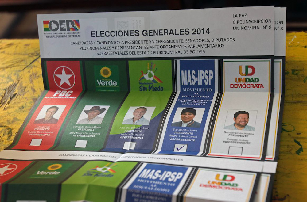 Evo Morales gana tercer mandato; dedica victoria a Fidel y a Chávez