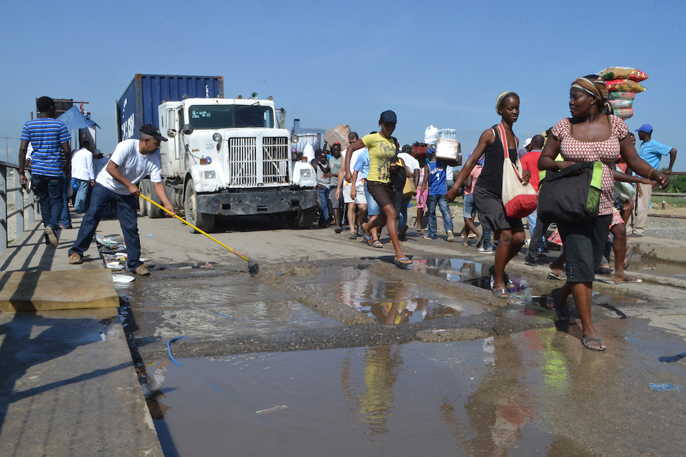 Retienen camiones y atacan a transportistas dominicanos en protestas Haití