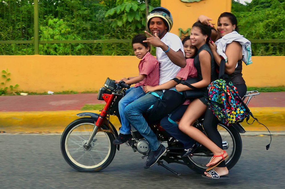 5 personas en una moto: Adultos exponen niños a un accidente fatal