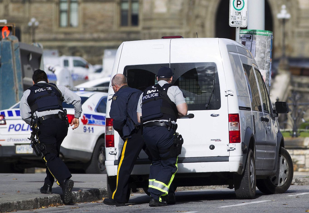 Hombre ataca a tiros Parlamento de la tranquila Canadá y resulta muerto por la policía