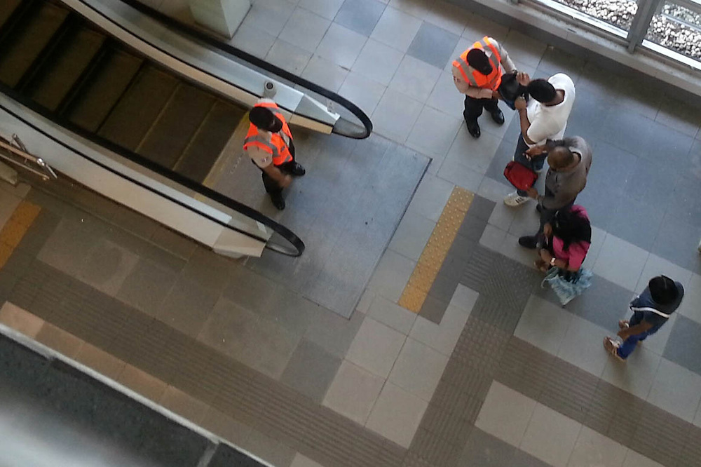 Seguridad del metro inspecciona a pasajeros en estaciones