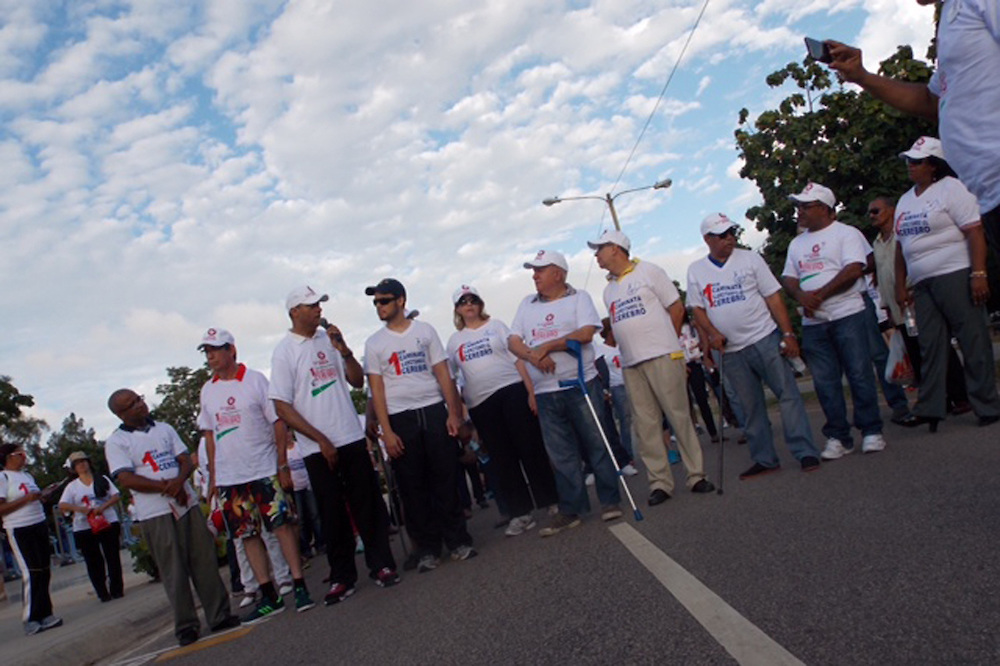 Sobrevivientes de ACV marchan junto a sus familias para prevenir sobre enfermedad