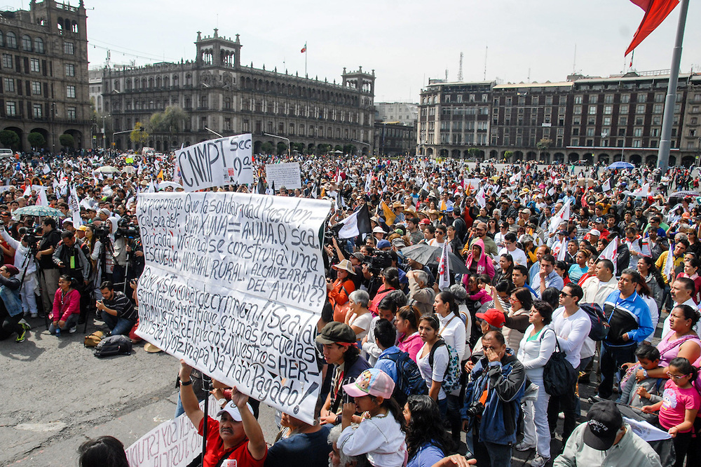 Gobierno de México no logra calmar protestas por desaparición de 43 estudiantes