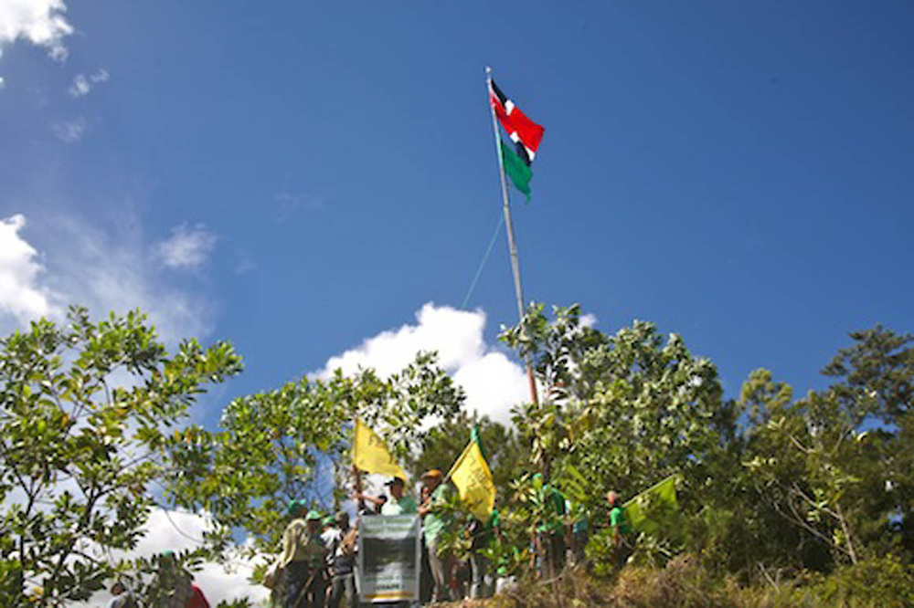 Ambientalistas colocan asta e izan Bandera dominicana en Loma Miranda