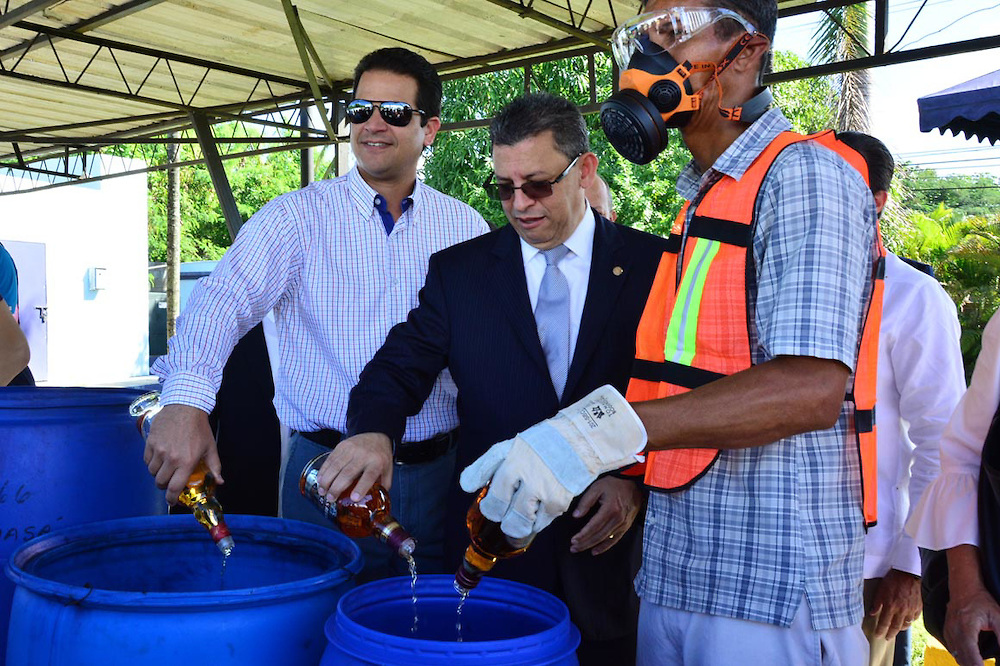 Imágenes de las bebidas alcohólicas confiscadas por autoridades dominicanas