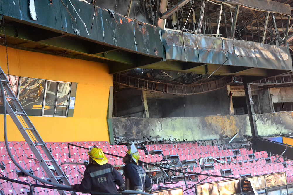 Fuego Estadio Cibao destruyó cabina transmisión y otras áreas;  Winston Llenas dice se jugará