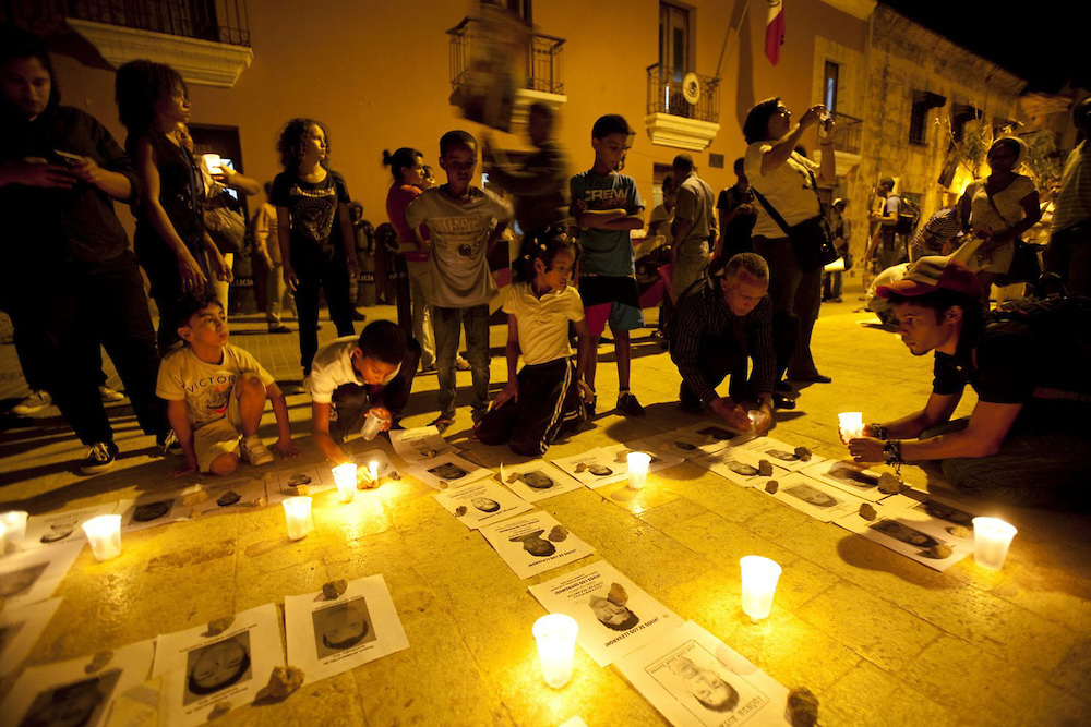 Dominicanos protestan frente a embajada México en solidaridad con familias de los 43 desaparecidos