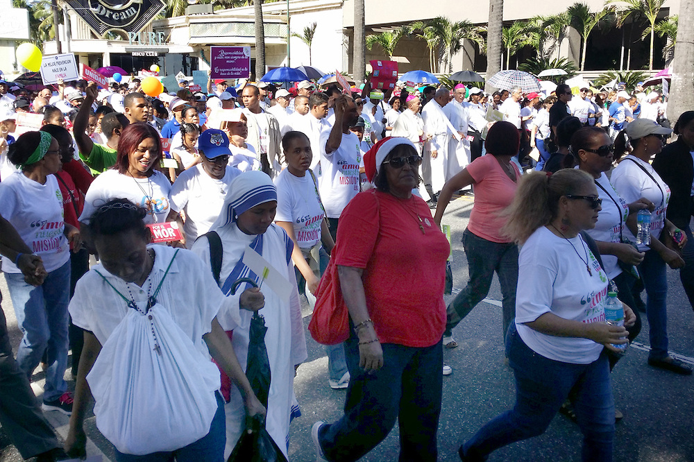 Cientos de católicos participan en caminata por el 