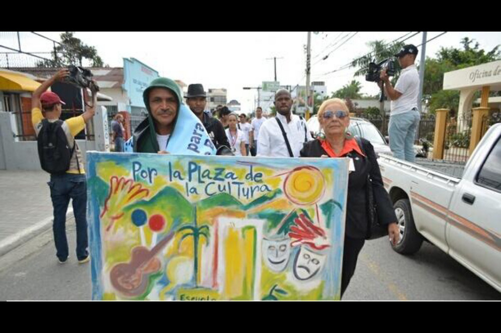 Artistas de SFM realizan desfile reclamando Plaza De La Cultura