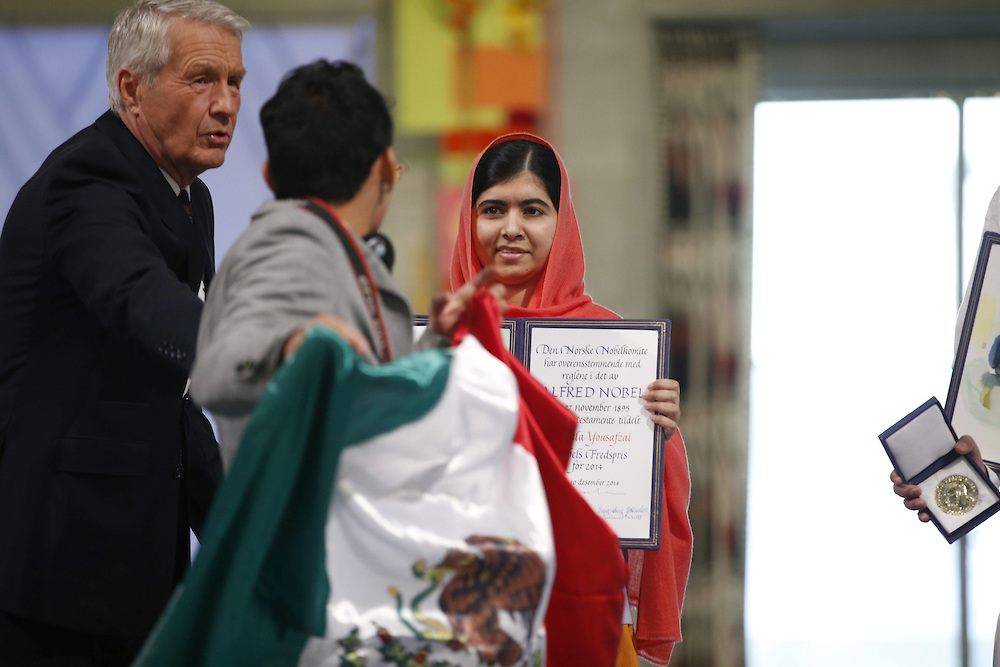 Estudiante interrumpe la ceremonia del Nobel para denunciar lo que ocurre en México