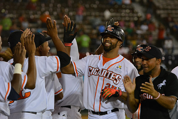 Gigantes derrotan de nuevo a las Estrellas y empatan serie