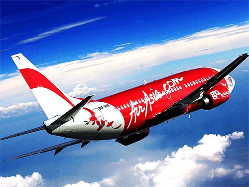 Recuperan 30 cadáveres del avión de AirAsia y localizan dos grandes piezas