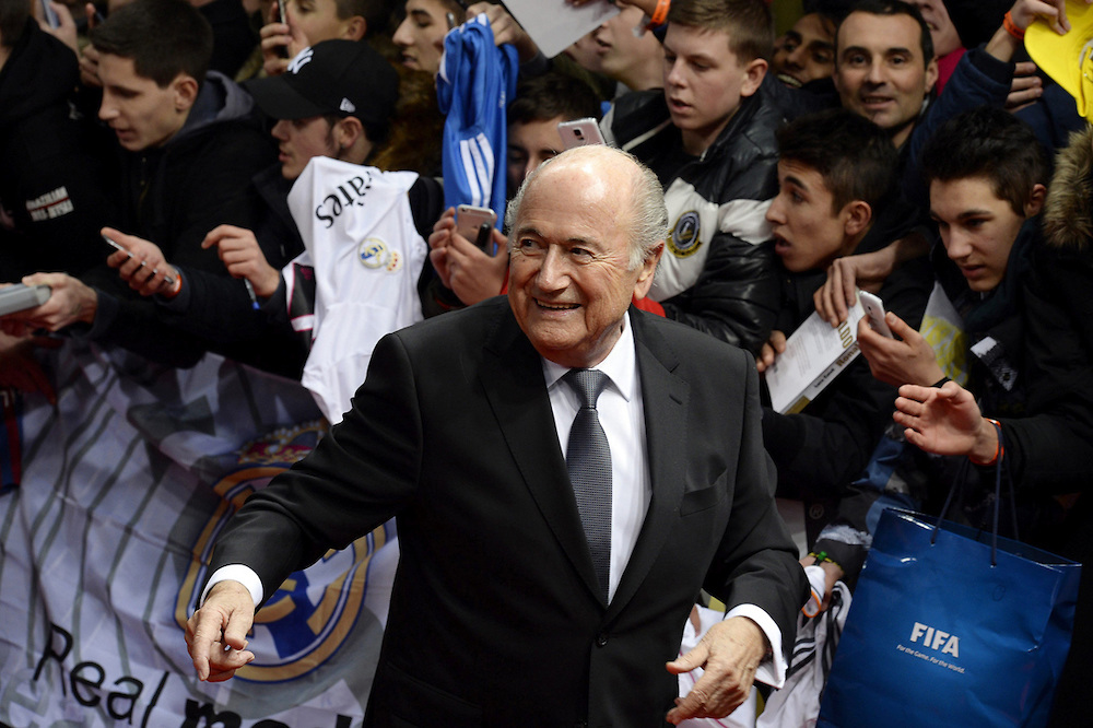 Comediante lanza billetes de dólar a Blatter y retrasa su rueda de prensa