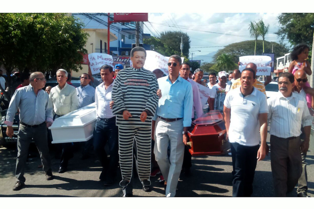 Activistas políticos marchan al cementerio 30 de marzo para enterrar justicia